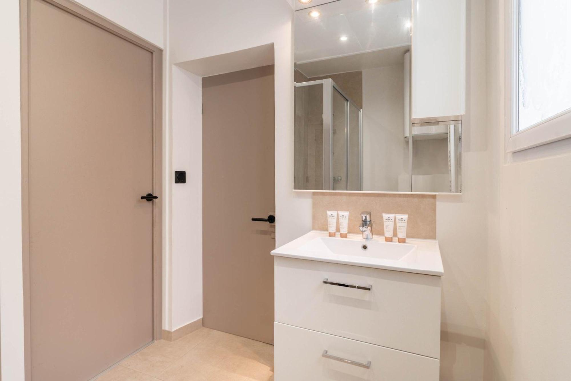 Family Apartment In Париж Екстериор снимка