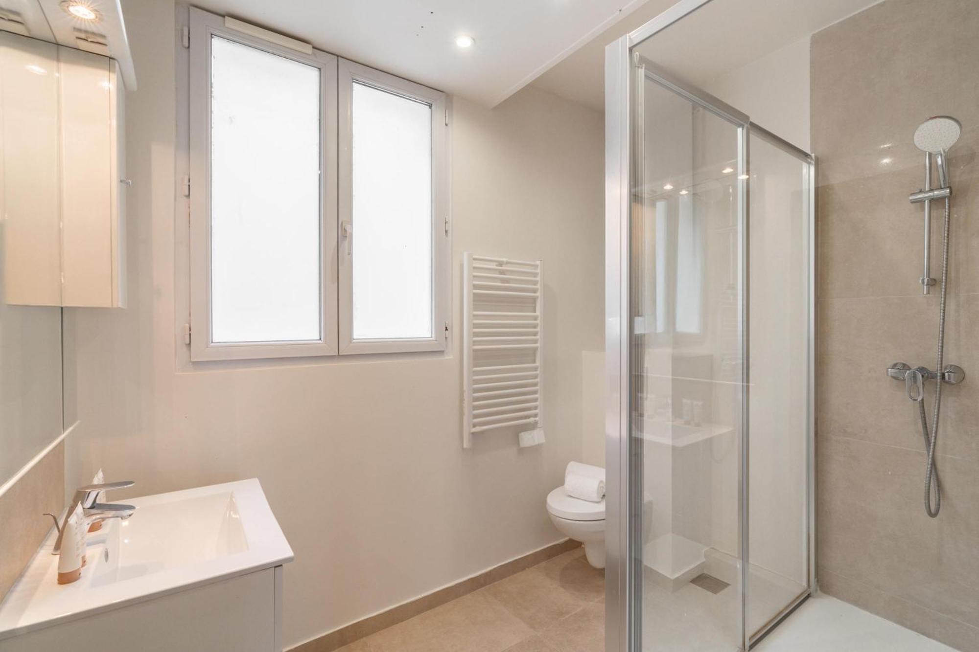 Family Apartment In Париж Екстериор снимка